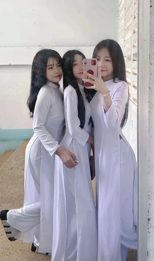 Hình nữ sinh áo dài sexy mảnh mai cuốn hút