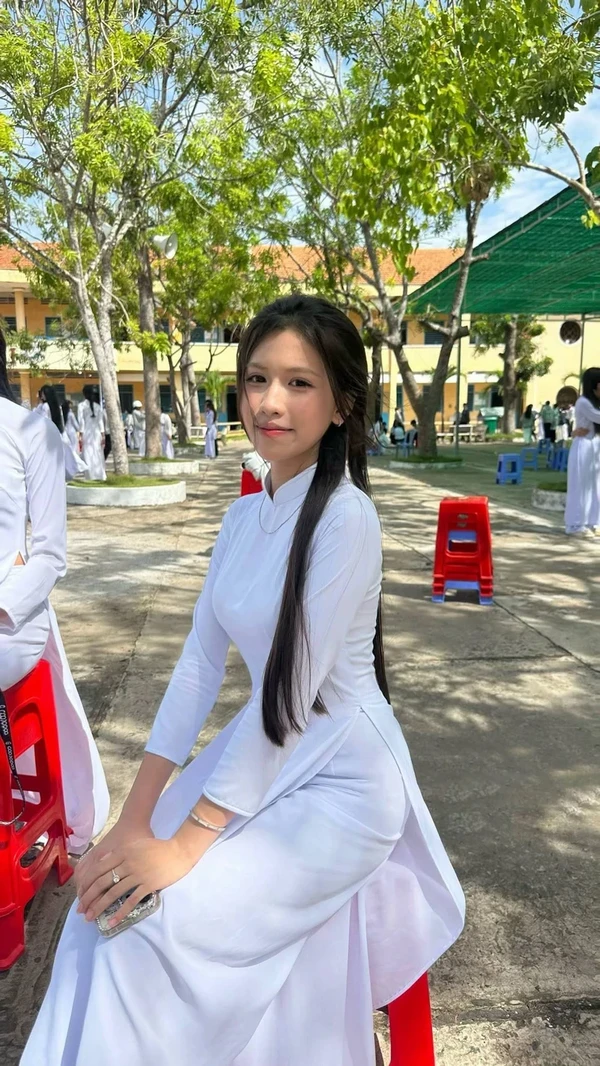 Quyến rũ thon thả hình nữ sinh áo dài sexy
