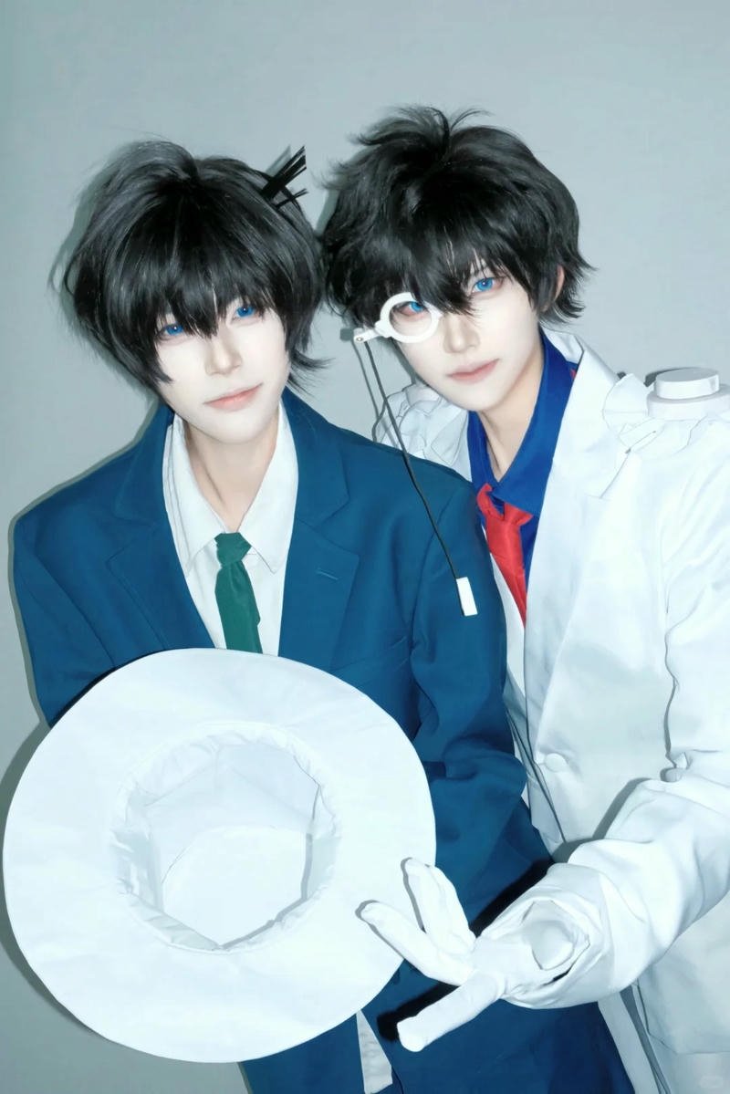 Ảnh BL cosplay nam sinh mặc vest xanh thắt cà vạt đỏ