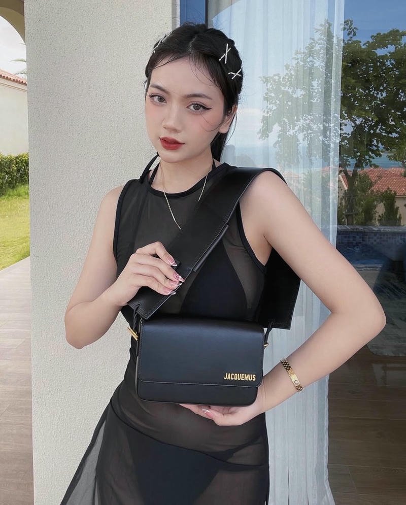 Ảnh Bảo Hân Helia mặc bikini đen phối lưới quyến rũ đứng