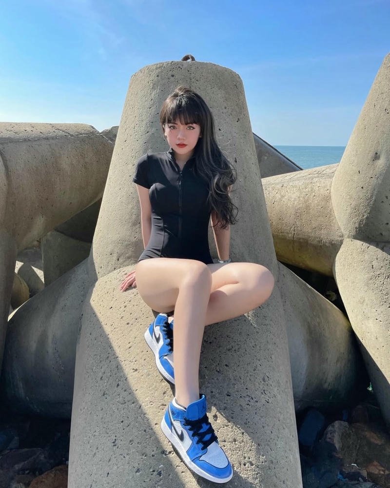 Ảnh Bảo Hân Helia mặc bikini tạo dáng ngầu trên đá biển