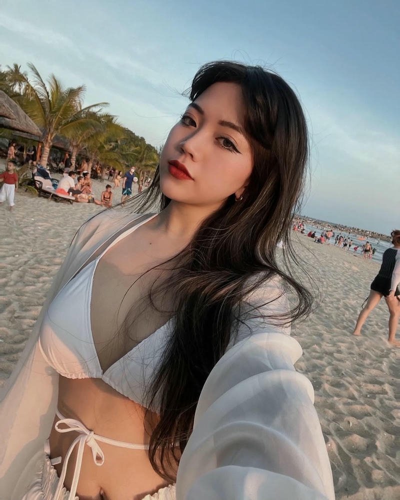 Ảnh Bảo Hân Helia mặc bikini trắng chụp cận mặt xinh đẹp