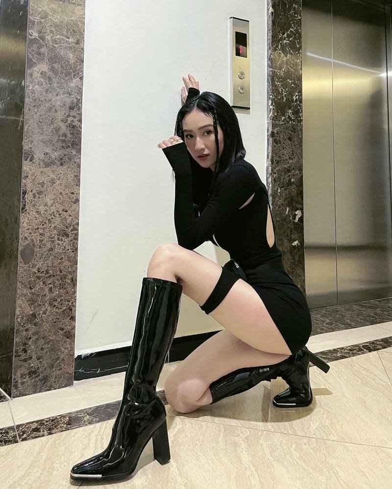 Ảnh Hà Thu Bikini đồ đen cá tính ngồi trên bậc thang đá