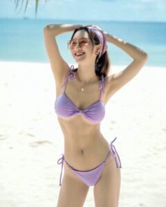 Ảnh Hà Thu Bikini màu tím nhạt tạo dáng tay lên cao đẹp