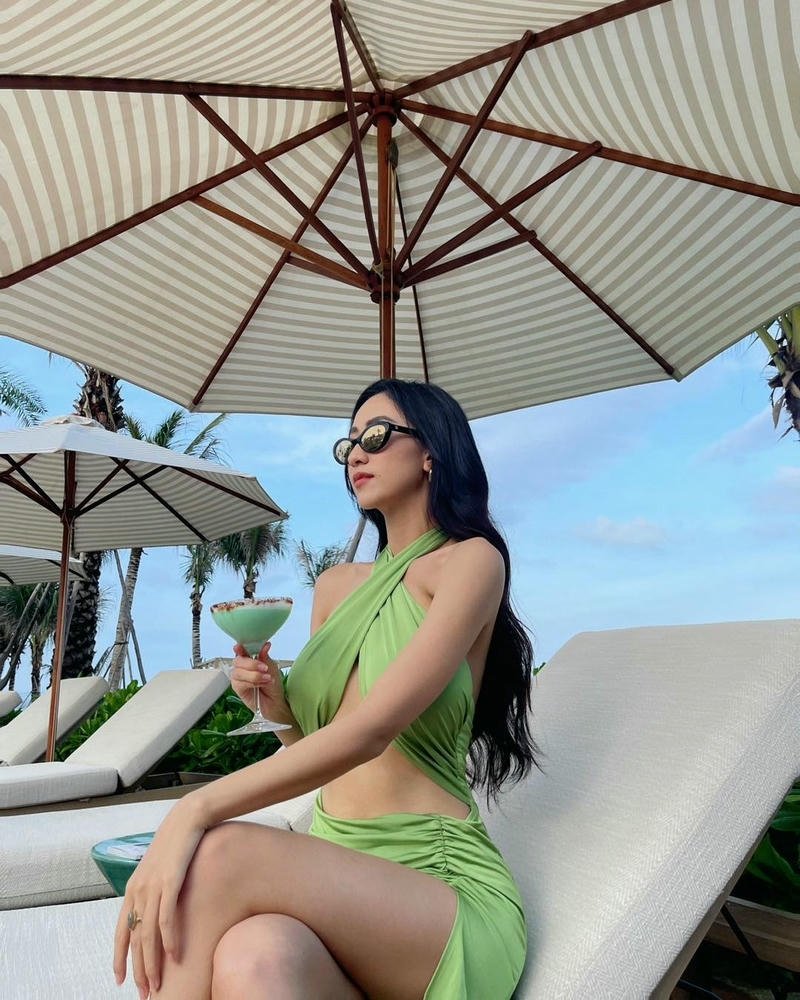 Ảnh Hà Thu Bikini màu xanh lá nằm thư giãn trên ghế