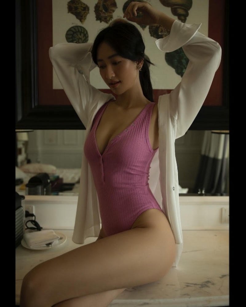 Ảnh Hà Thu Bikini tím khoét sâu ngồi trên giường nệm trắng tinh