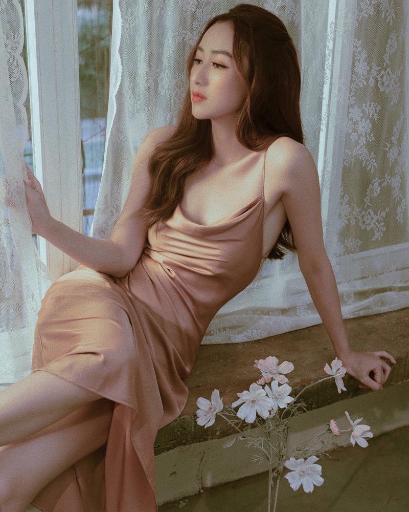 Ảnh Hà Thu Bikini váy lụa nâu ngồi cầu thang rất sang trọng