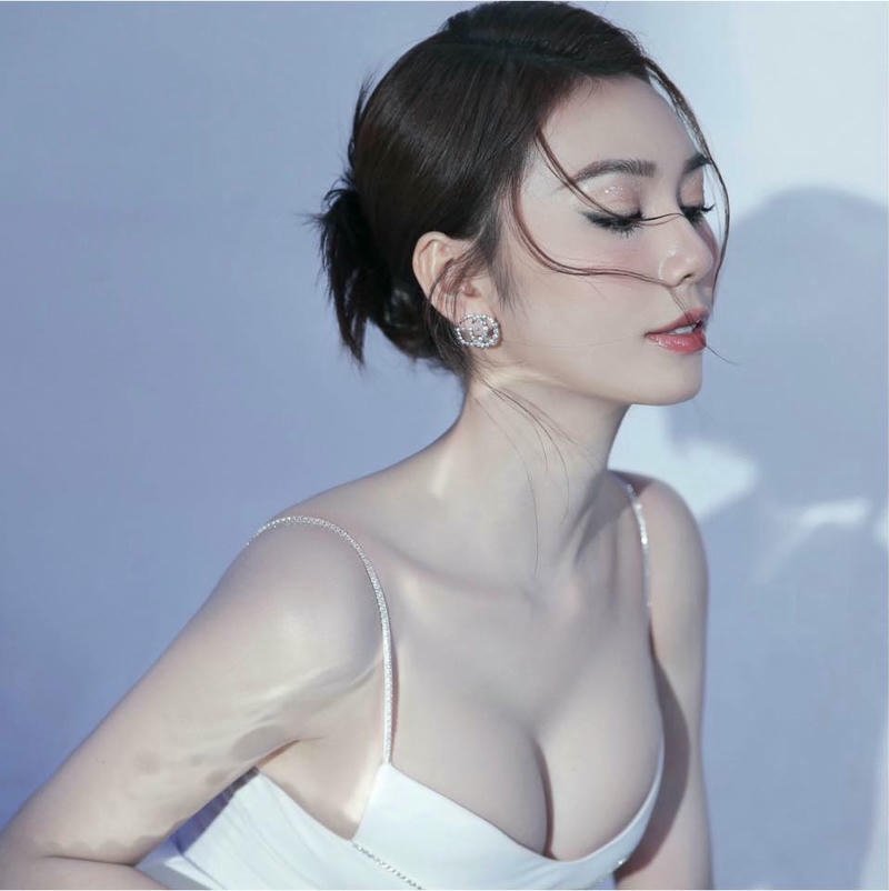 Ảnh Hoàng Kim Chi mặc bikini áo hai dây trắng mong manh xinh