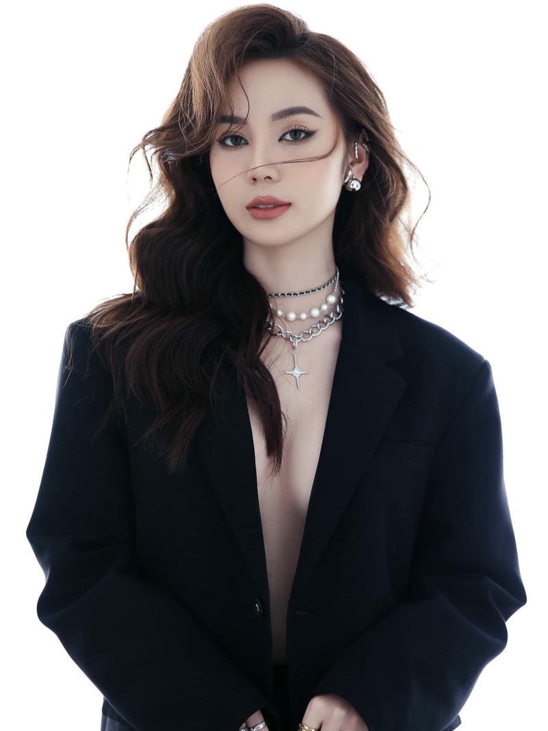 Ảnh Hoàng Kim Chi mặc bikini vest đen thanh lịch nhưng vẫn sexy