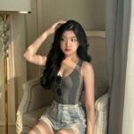 Ảnh Quỳnh Trương Tiktok mặc áo hai dây ngồi thư giãn