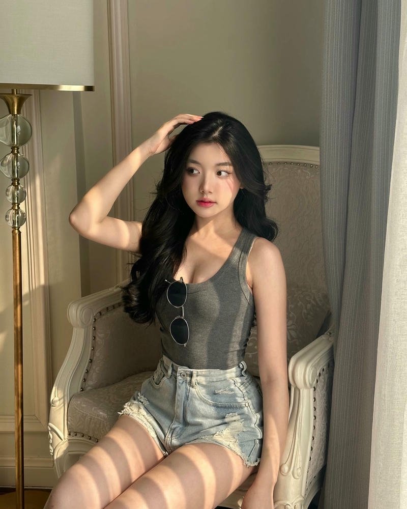 Ảnh Quỳnh Trương Tiktok mặc áo hai dây ngồi thư giãn