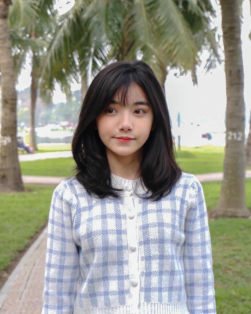 Ảnh Quỳnh Trương Tiktok mặc áo kẻ caro cười tươi tắn