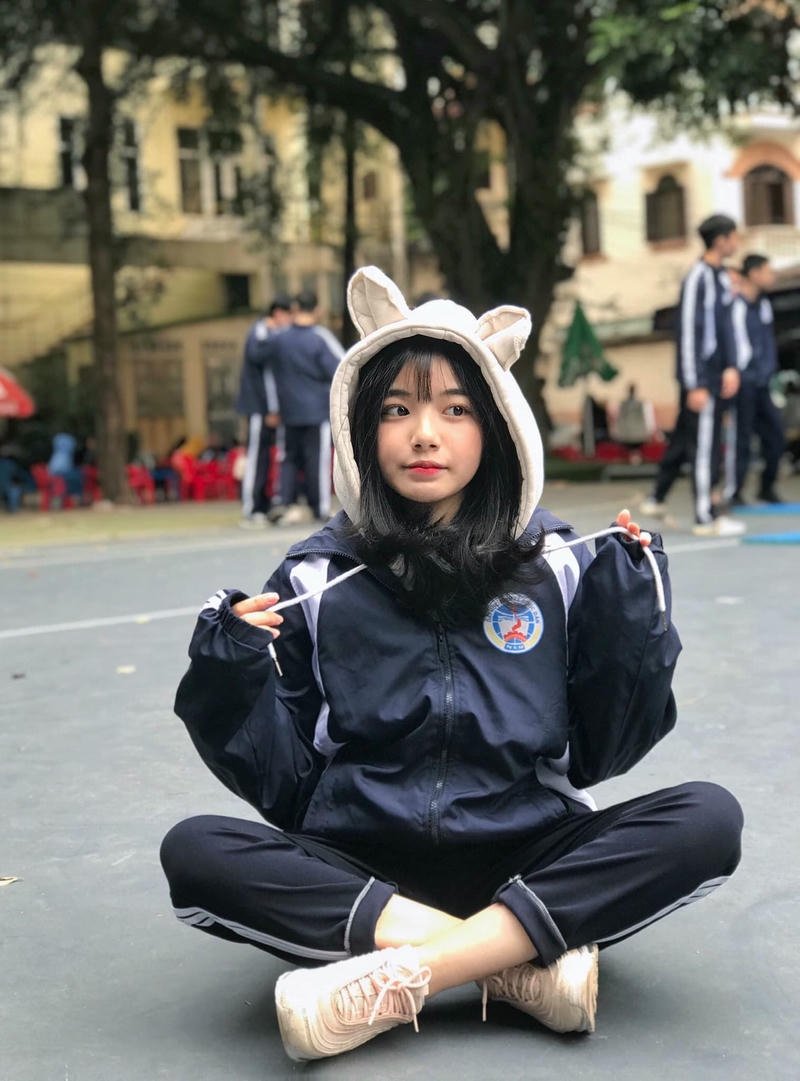 Ảnh Quỳnh Trương Tiktok mặc đồ đen ngồi xổm trên đường