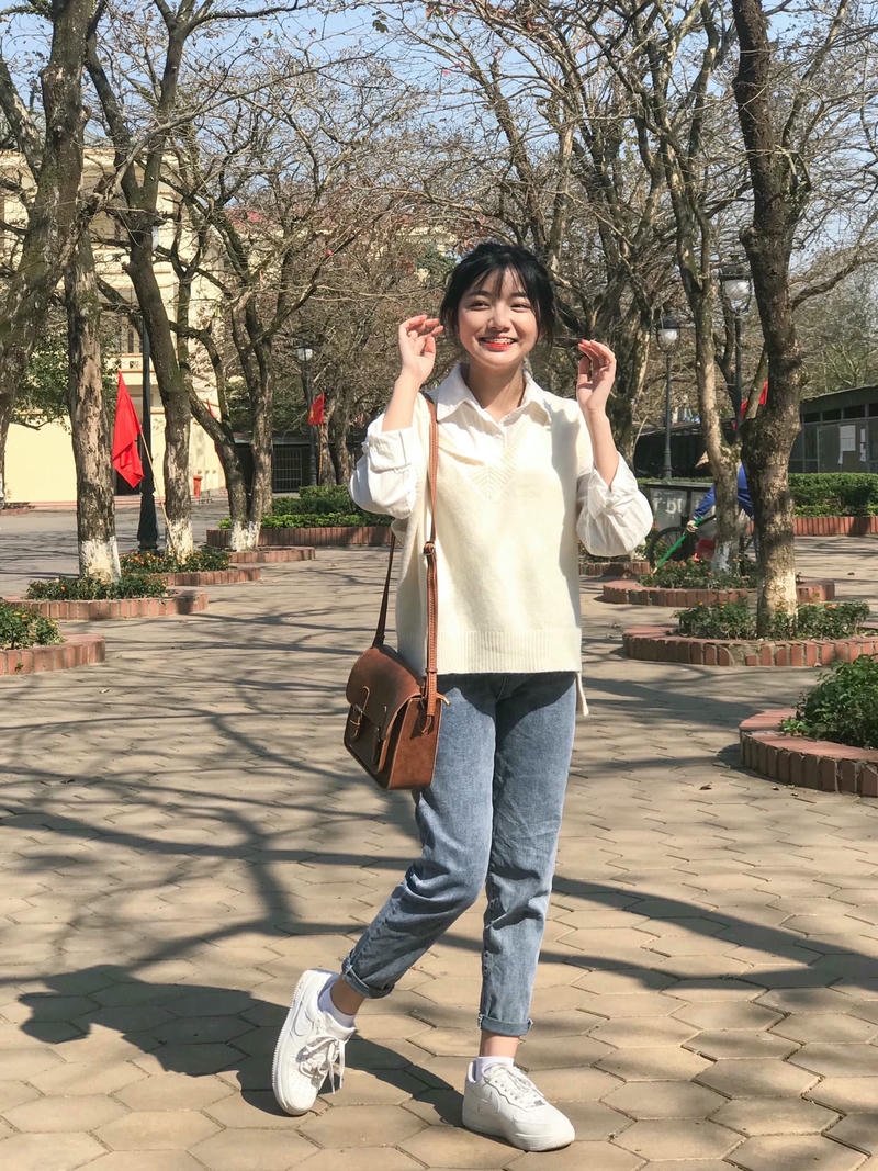 Ảnh Quỳnh Trương Tiktok mặc đồ giản dị đi dạo công viên