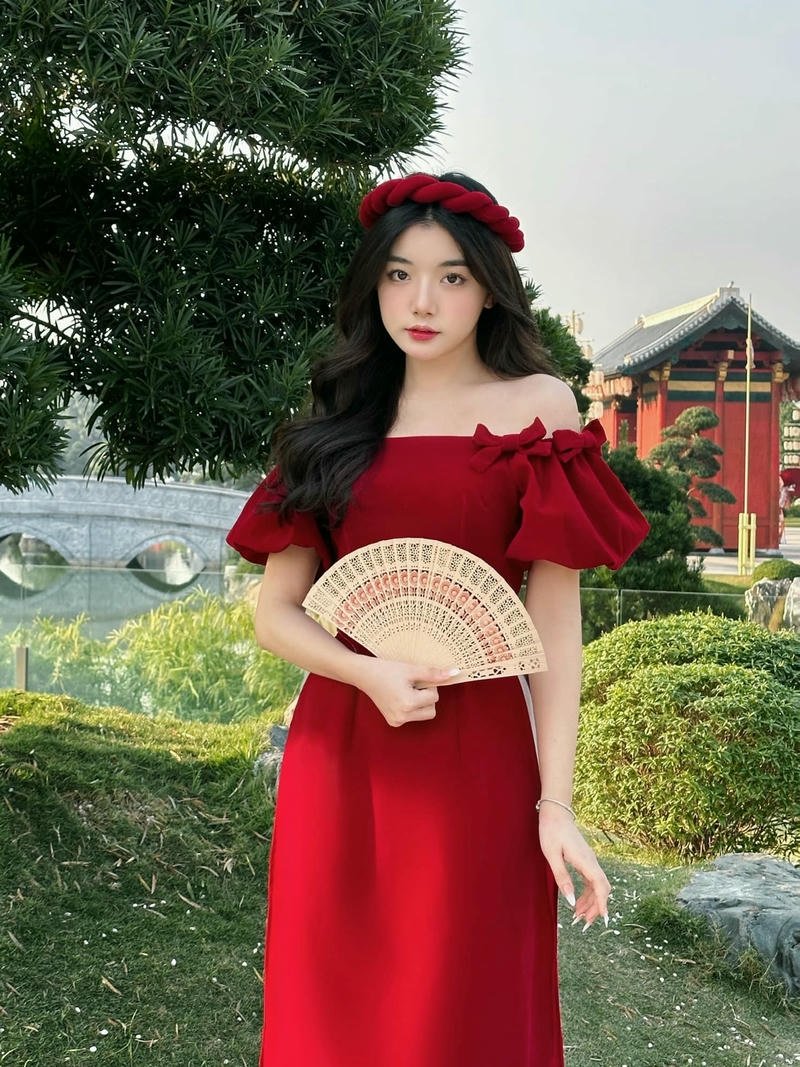 Ảnh Quỳnh Trương Tiktok mặc váy đỏ cầm quạt giấy đẹp