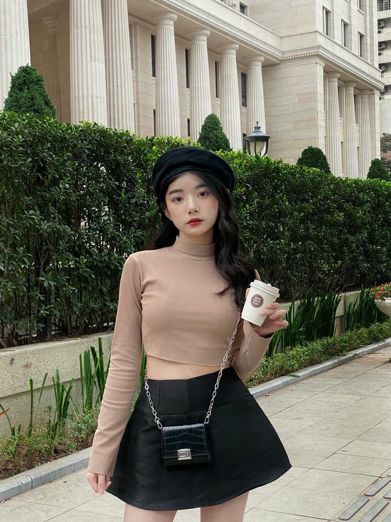 Ảnh Quỳnh Trương Tiktok mặc váy ngắn tạo dáng ngoài trời