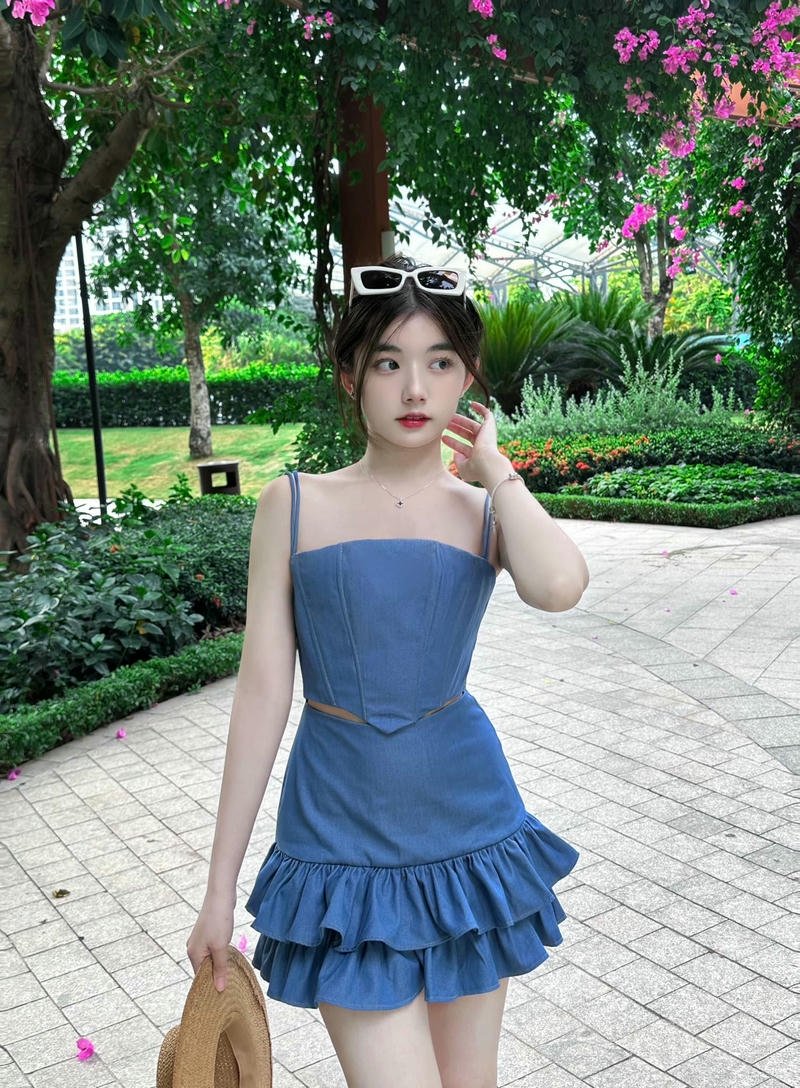 Ảnh Quỳnh Trương Tiktok mặc váy xanh hai dây dạo phố
