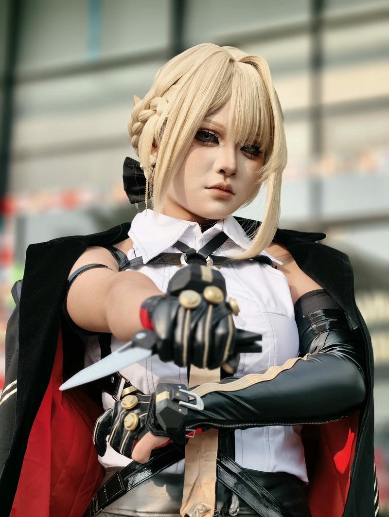 Ảnh cosplay anime Jean tóc vàng trang phục hiệp sĩ mạnh mẽ