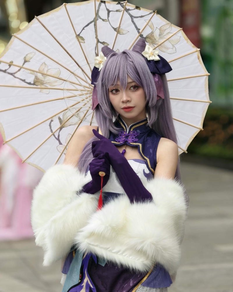 Ảnh cosplay anime Keqing mặc kimono tím cầm ô giấy trắng đẹp