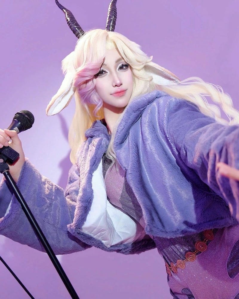 Ảnh cosplay anime ca sĩ thần tượng biểu diễn trên sân khấu lớn