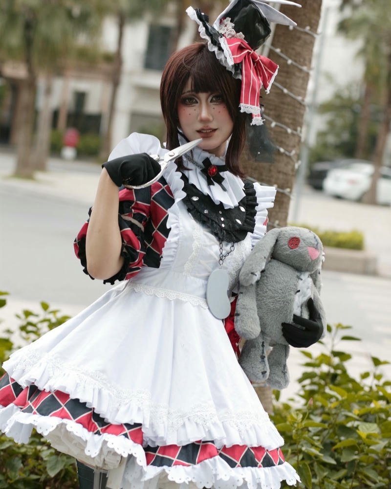 Ảnh cosplay anime hầu gái tóc đen dễ thương phục vụ bàn