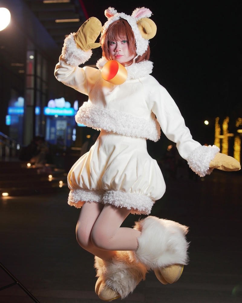 Ảnh cosplay anime mèo trắng dễ thương tạo dáng năng động vui