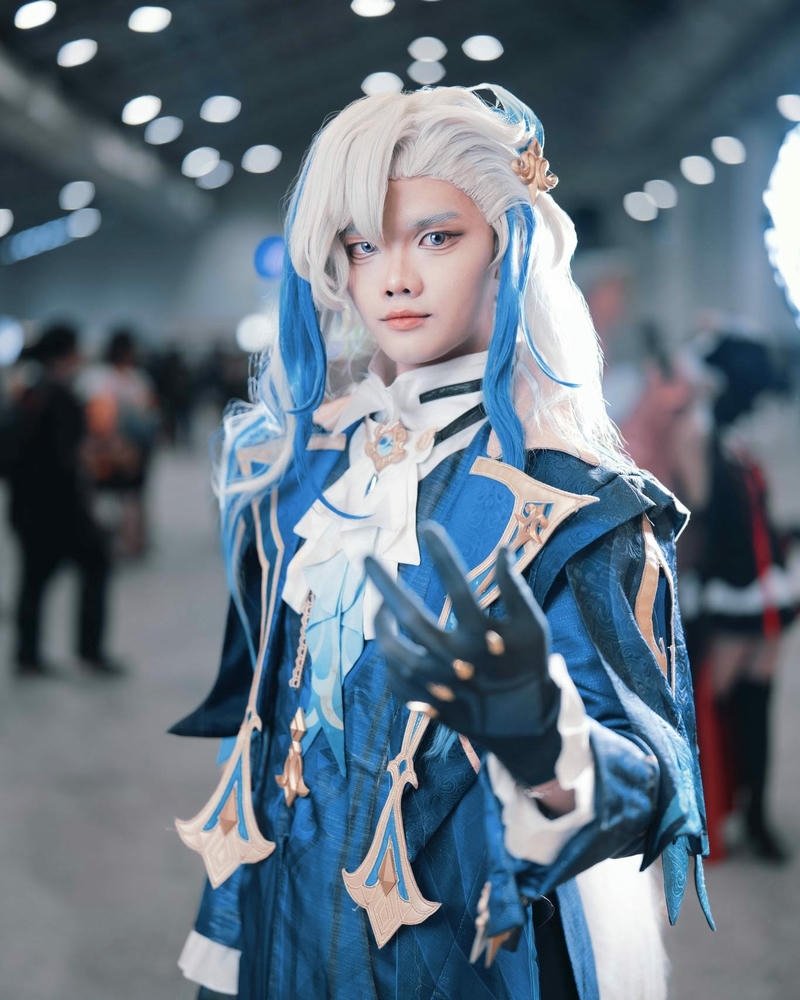 Ảnh cosplay anime nam thần tóc trắng trang phục xanh lộng lẫy