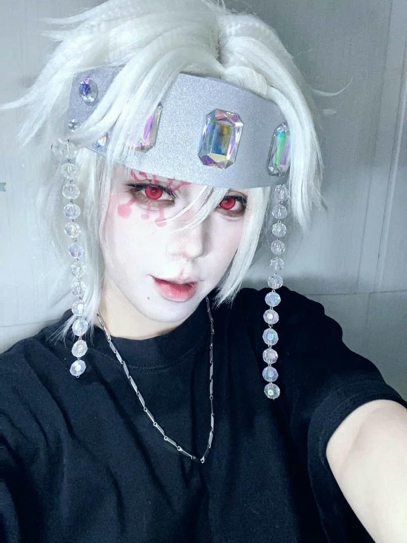 Ảnh cosplay anime nam tóc trắng chụp selfie cận mặt điển trai