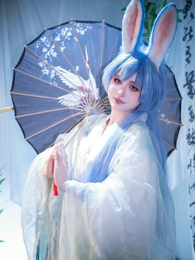 Ảnh cosplay anime nữ thỏ trắng cầm ô xanh dương dễ thương