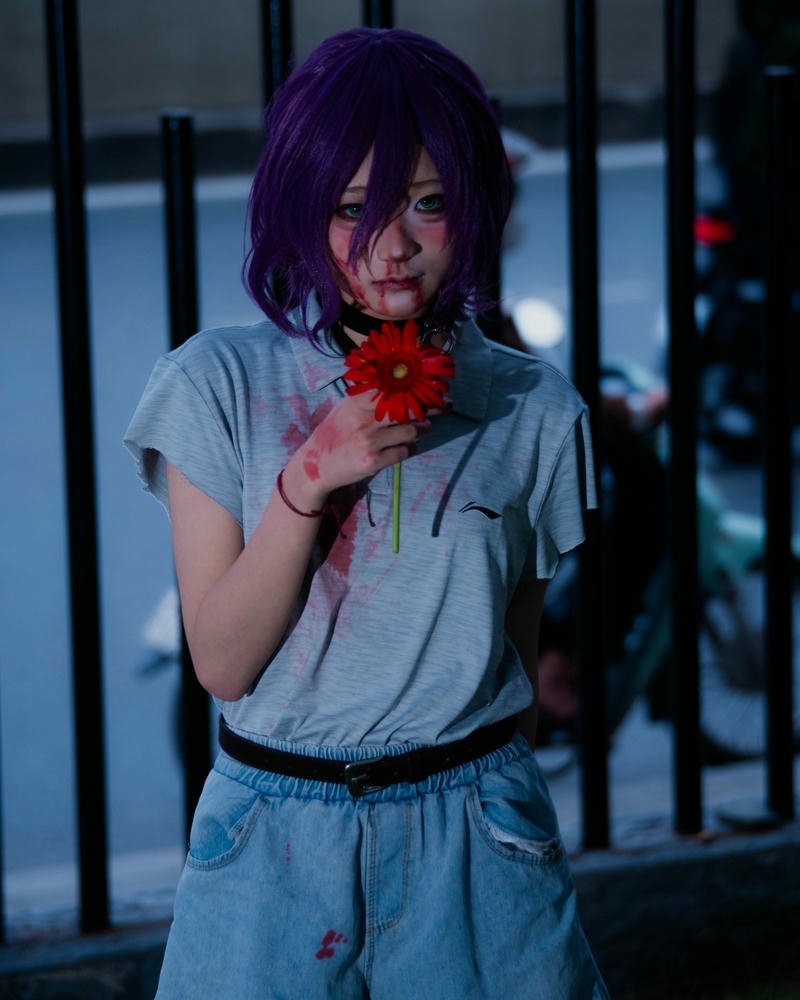 Ảnh cosplay anime nữ tóc tím cầm quả táo đỏ trên tay