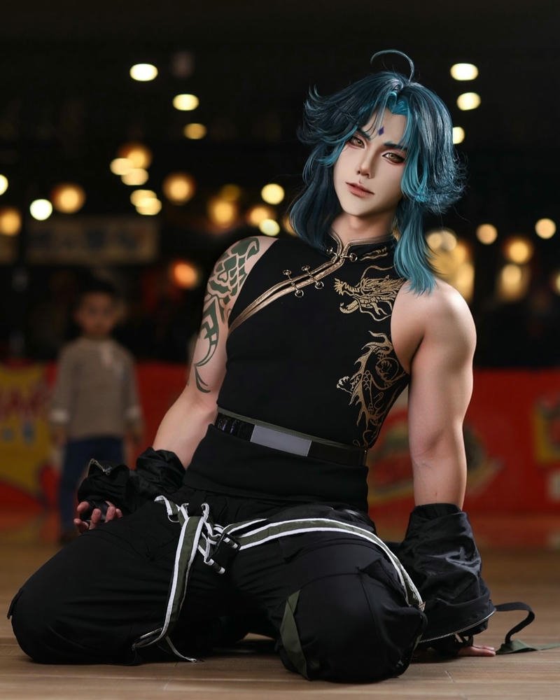 Ảnh cosplay anime võ sĩ tóc xanh đen ngồi tạo dáng ngầu