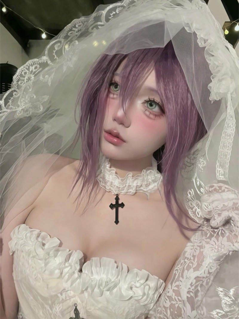 Ảnh cosplay cô dâu tóc hồng khăn voan trắng tinh khôi