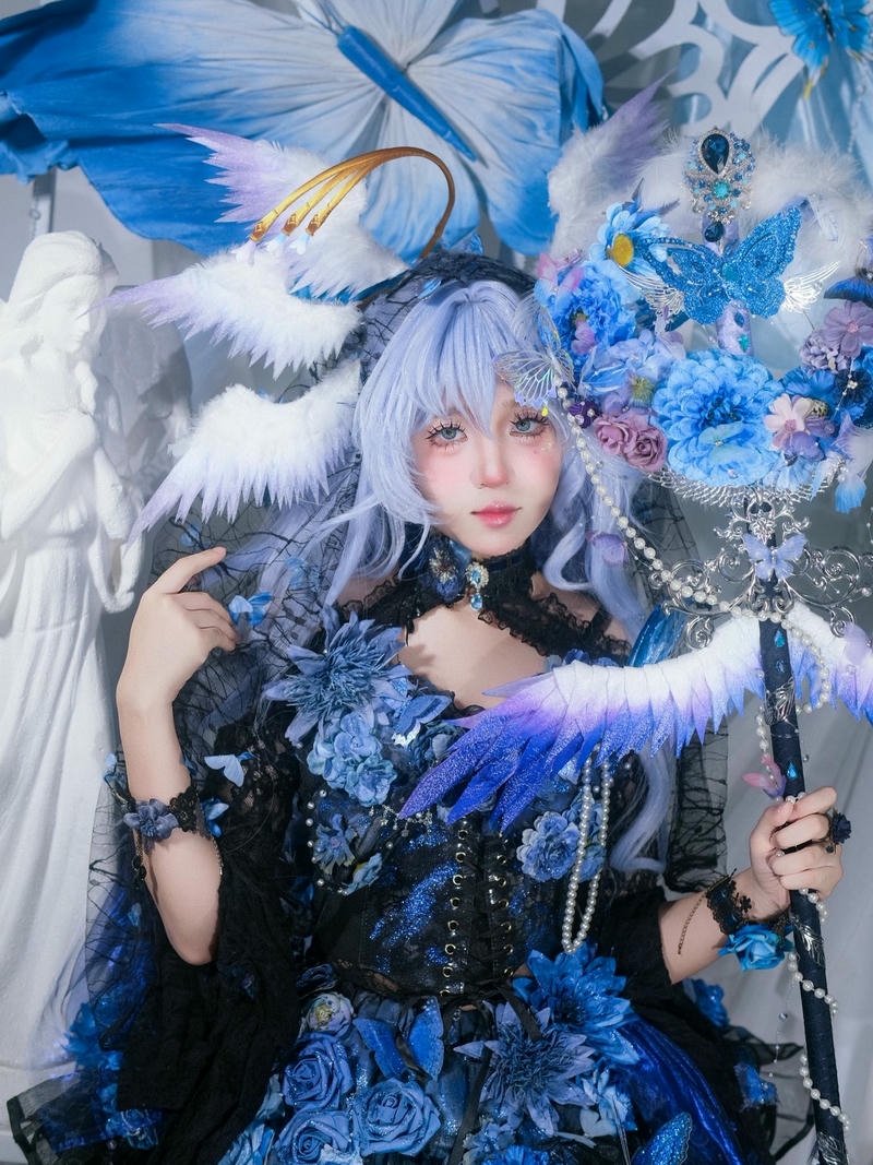 Ảnh cosplay đẹp trang phục xanh dương đính đá cầu kỳ