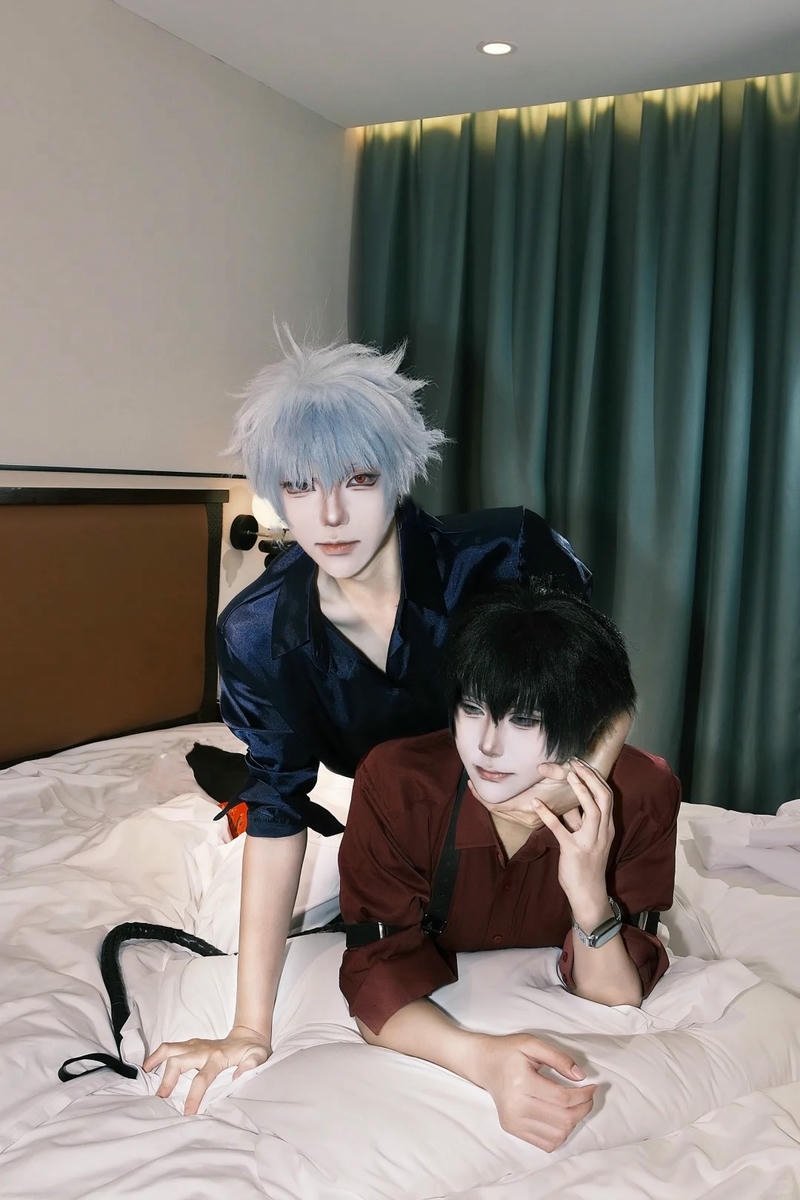 Ảnh cosplay đôi hai chàng trai nằm trên giường nệm trắng