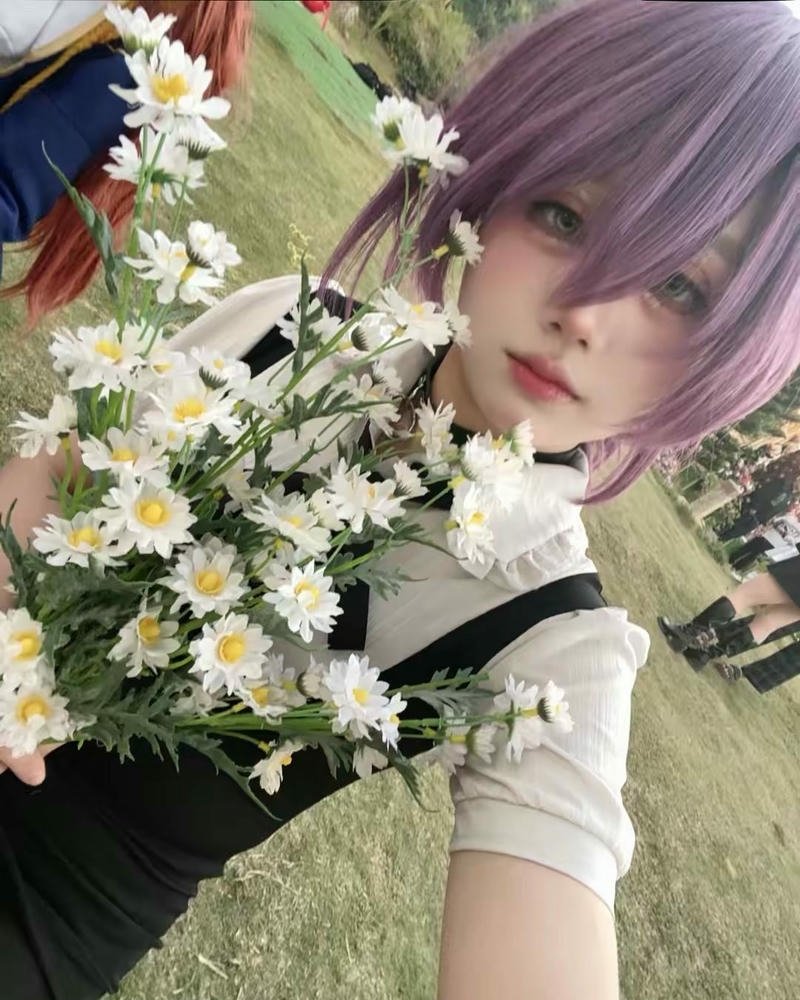 Ảnh cosplay hầu gái tóc tím ôm bó hoa cúc trắng