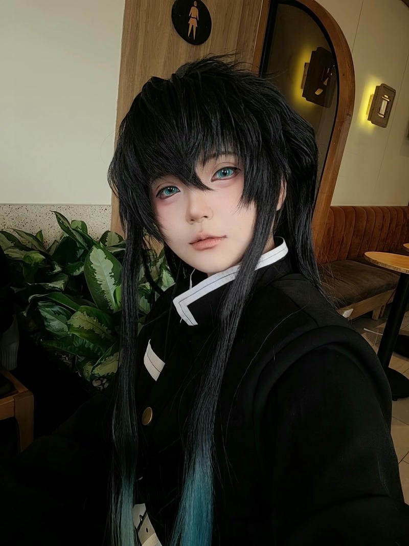 Ảnh cosplay nam sinh tóc đen đuôi xanh lạnh lùng