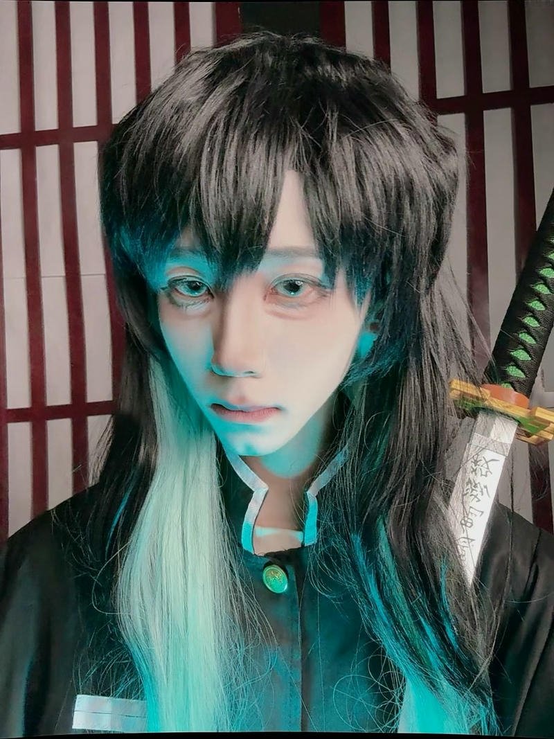 Ảnh cosplay nam trang phục kiếm sĩ tóc đen lai xanh
