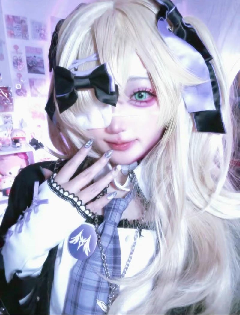 Ảnh cosplay nữ phong cách gothic lolita đeo bịt mắt đen