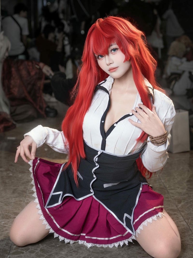 Ảnh cosplay nữ sinh tóc đỏ ngồi tạo dáng quyến rũ