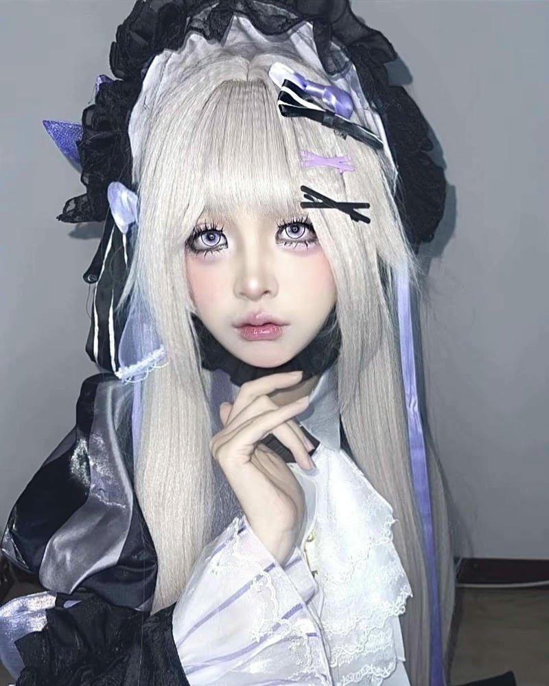 Ảnh cosplay nữ tóc bạch kim đội mũ sừng đen ma mị