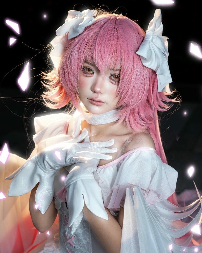Ảnh cosplay nữ tóc hồng váy trắng cánh thiên thần đẹp