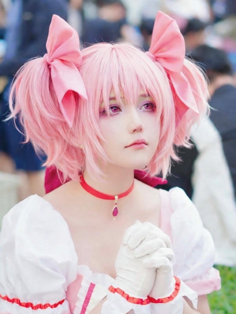 Ảnh cosplay nữ tóc hồng váy xòe phong cách phép thuật