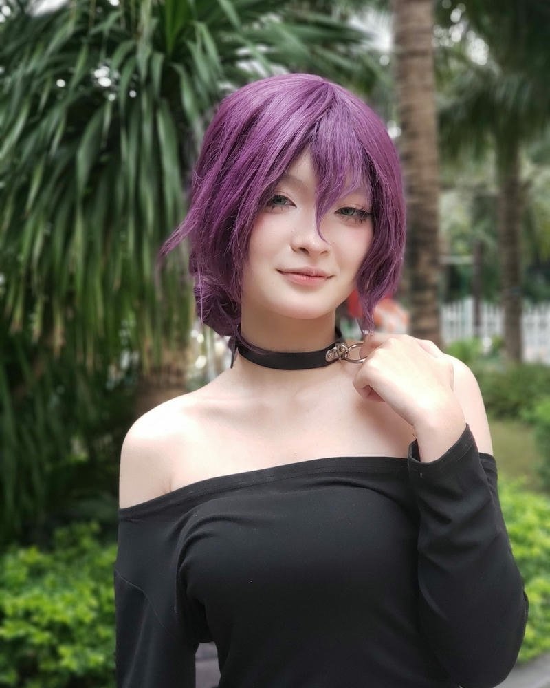 Ảnh cosplay nữ tóc tím váy đen trễ vai quyến rũ