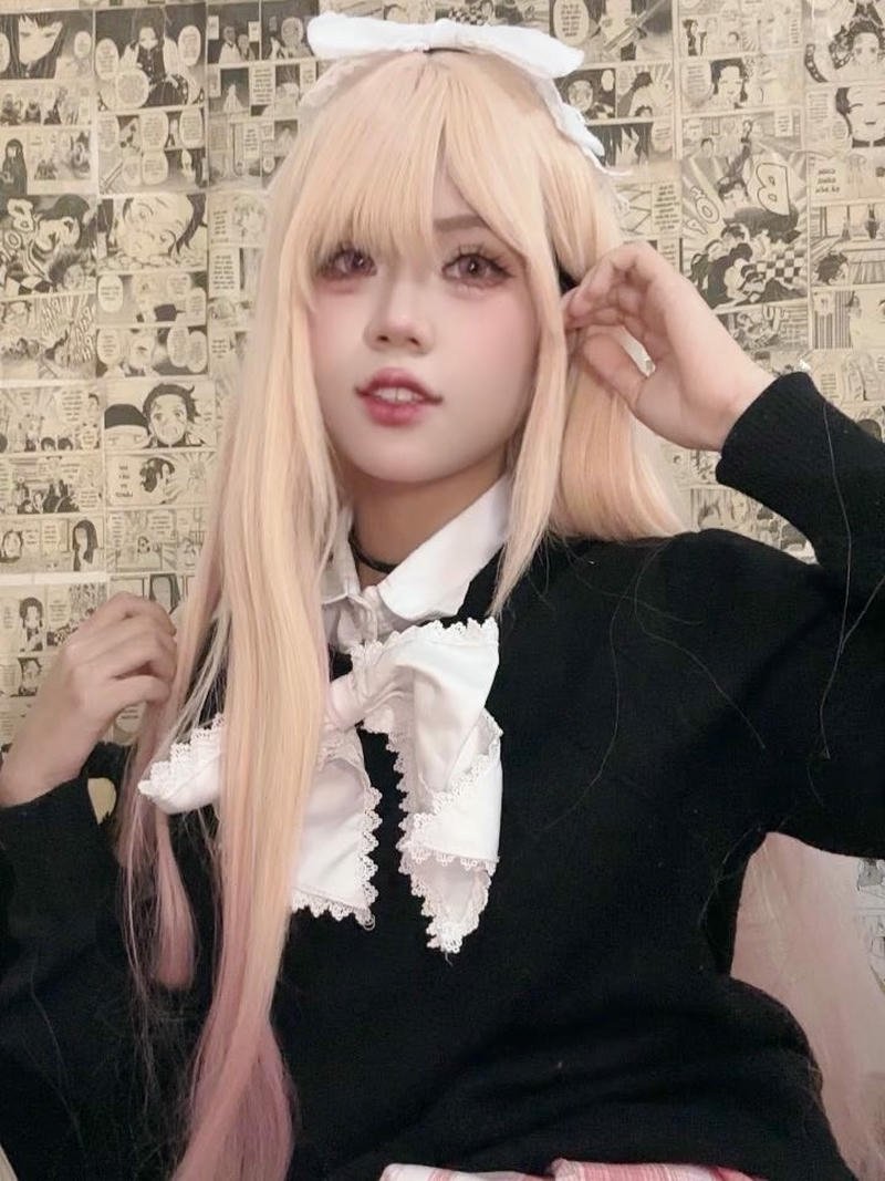 Ảnh cosplay nữ tóc vàng váy đen tiểu thư sang trọng