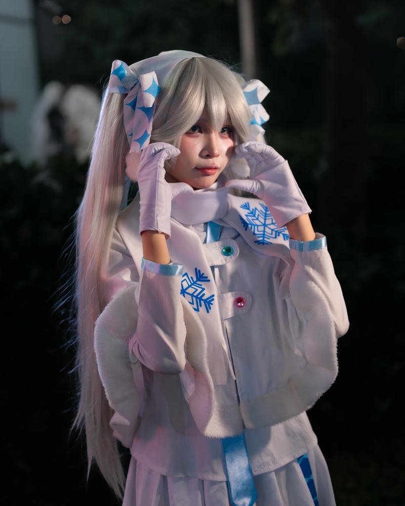 Ảnh cosplay nữ váy xanh tóc bạch kim chụp ngoài trời