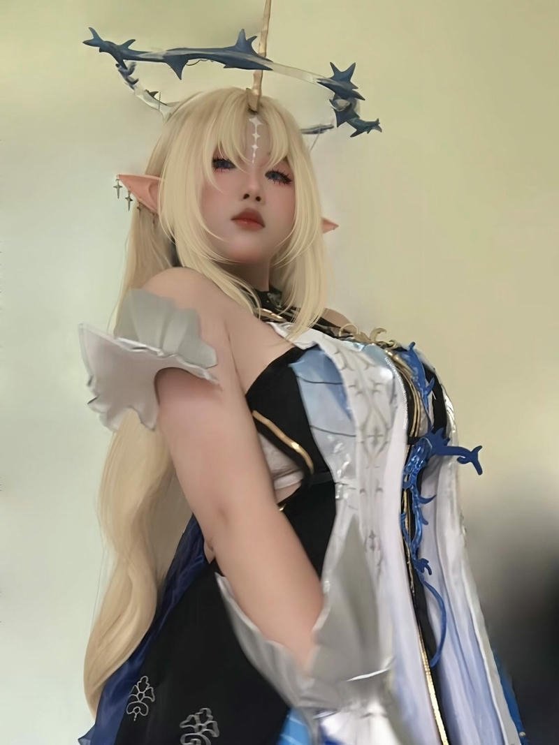 Ảnh cosplay tiên nữ tóc vàng tai nhọn váy trắng xinh
