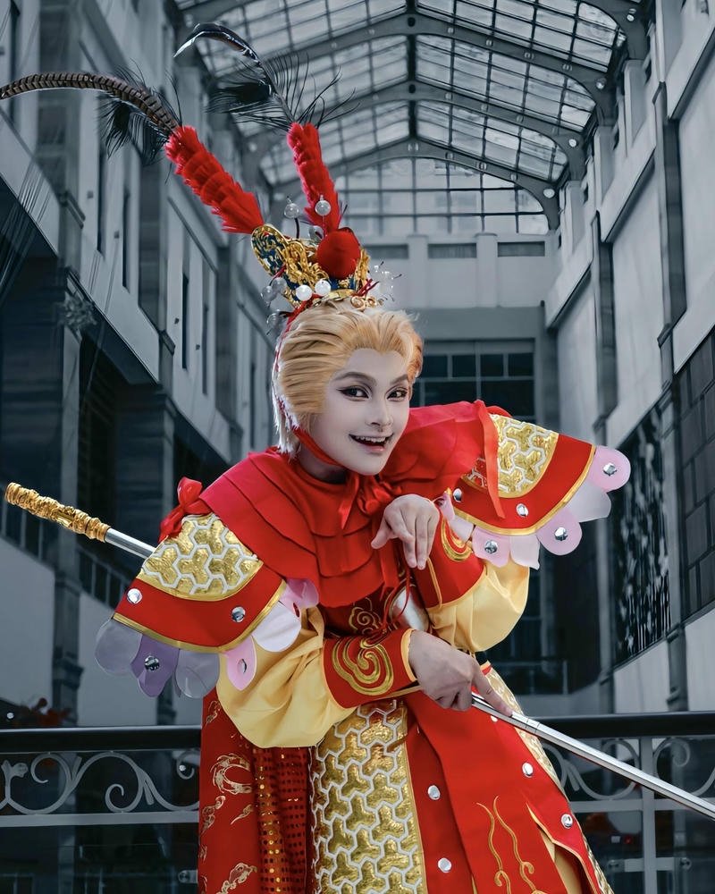 Ảnh cosplay trang phục cổ trang đỏ rực rỡ cầm quạt