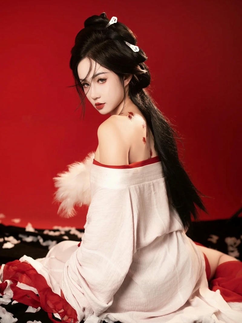Ảnh gái xinh cổ trang ngồi nghiêng người mặc váy trắng đỏ