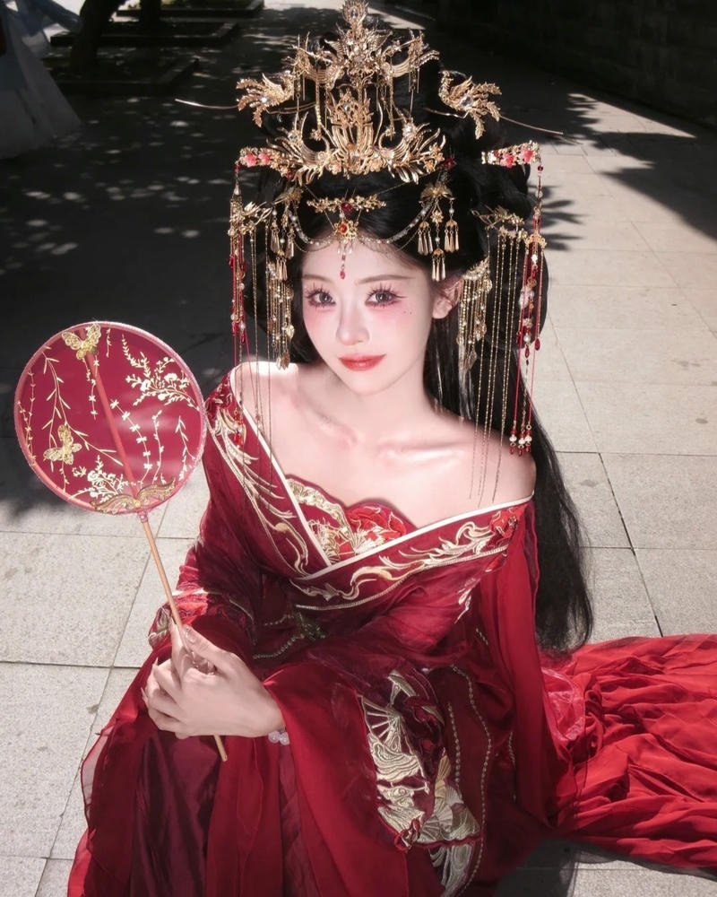Ảnh gái xinh cổ trang váy đỏ ngồi cầm quạt quyến rũ