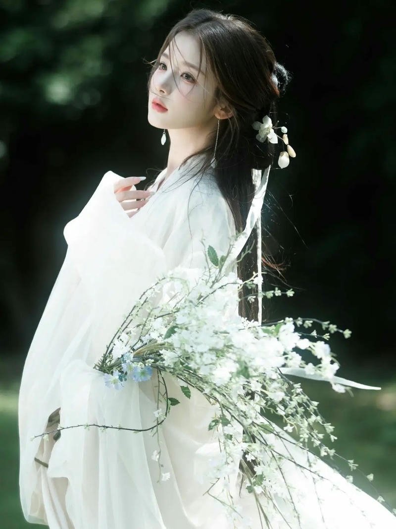 Ảnh gái xinh cổ trang váy trắng tinh khôi giữa rừng xanh